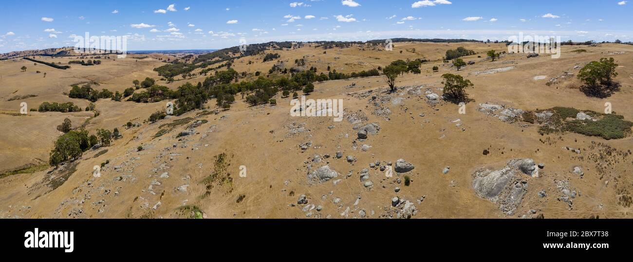 Image panoramique aérienne du Bush sec parsemé de rochers de granit près de Lancefield dans le pays Victoria, Australie Banque D'Images