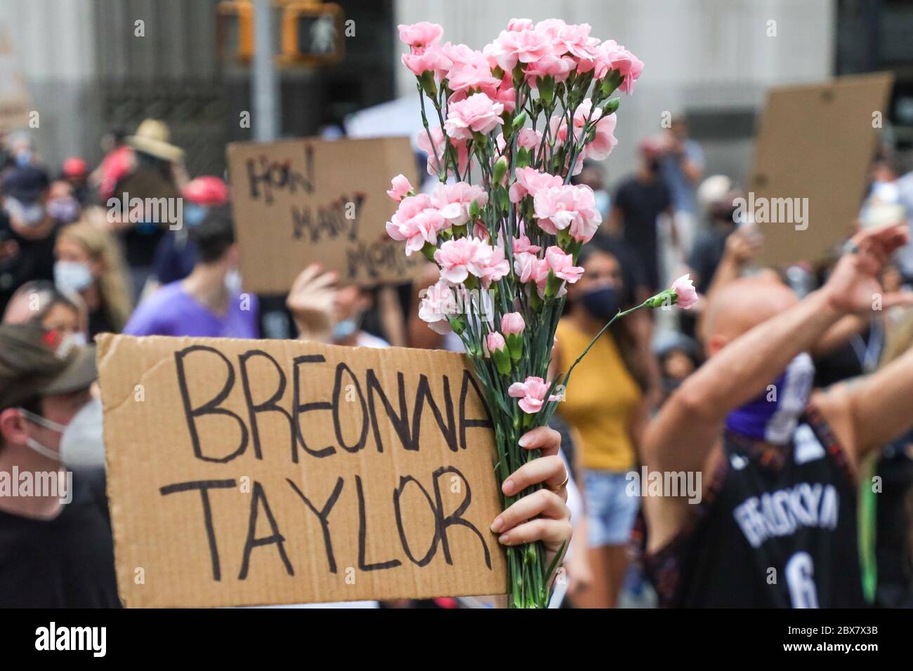 New York, New York, États-Unis. 5 juin 2020. Des manifestants ont manifesté ce vendredi 05 sur l'île de Manhattan à New York, aux États-Unis. Les manifestations à travers le pays ont été motivées après la mort de George Floyd le 25 mai, après avoir été asphyxié pendant 8 minutes et 46 minutes. Secondes par l'agent de police blanc Derek Chauvin à Minneapolis, Minnesota. Aujourd'hui, la manifestation a également rappelé l'anniversaire de Breonna Taylor, qui a atteint l'âge de 27 ans et a été tué par la police en mars de cette année. Crédit : William Volcov/ZUMA Wire/Alay Live News Banque D'Images