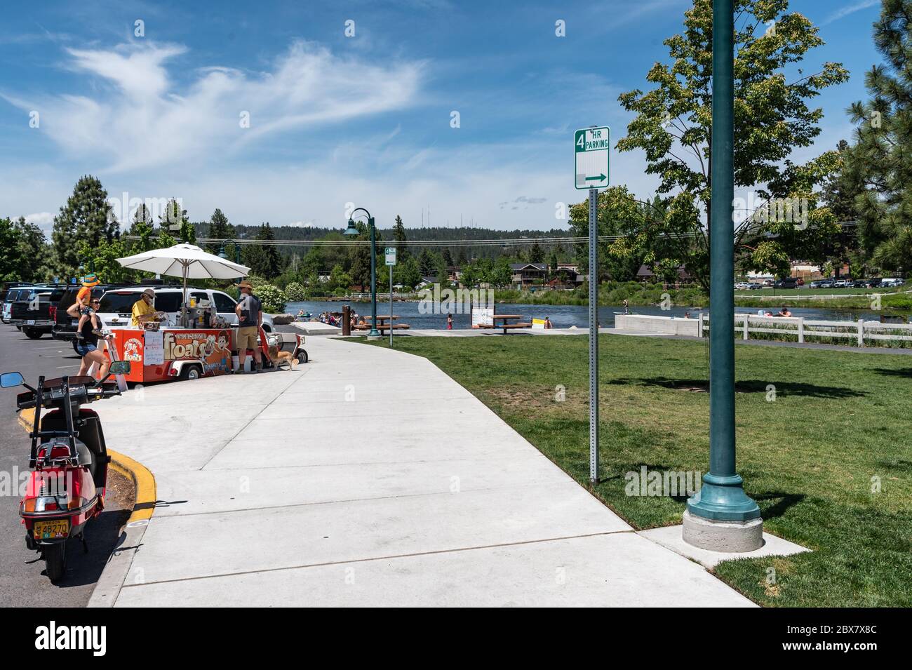 Un vendeur masculin vendant de la bière de racine flotte au parc McKay, dans le centre-ville de Bend, Oregon, pendant une pandémie de coronavirus. Banque D'Images