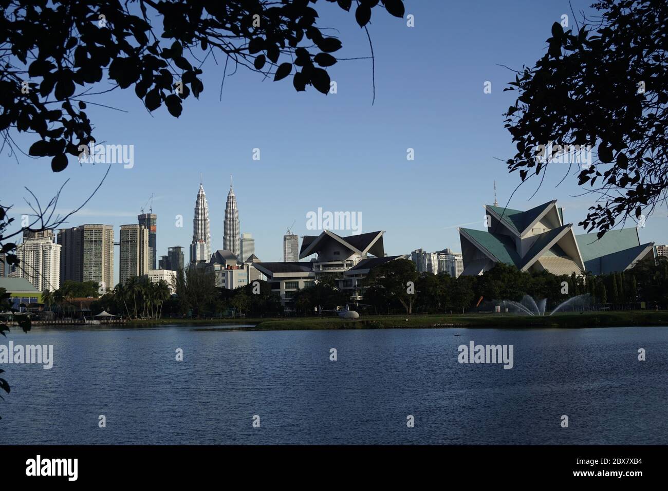 Parc de la ville avec le lac Taman Tasik Titiwangsa, Kuala Lumpur, Malaisie Banque D'Images