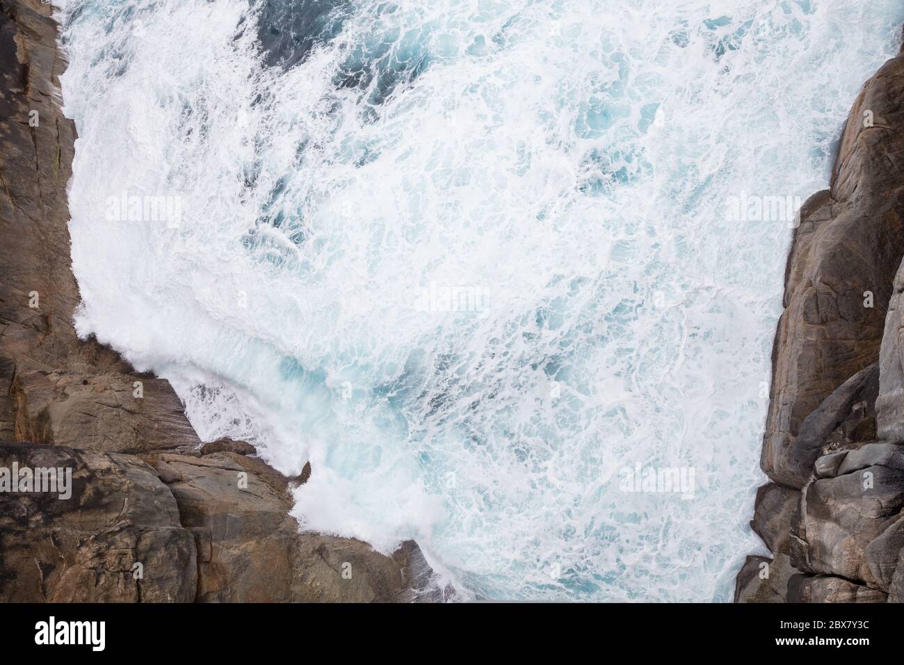 Lumière spectaculaire du matin et vagues écrasant à la formation de roches Gap dans le parc national de Torndirrup, Albany, Australie occidentale Banque D'Images