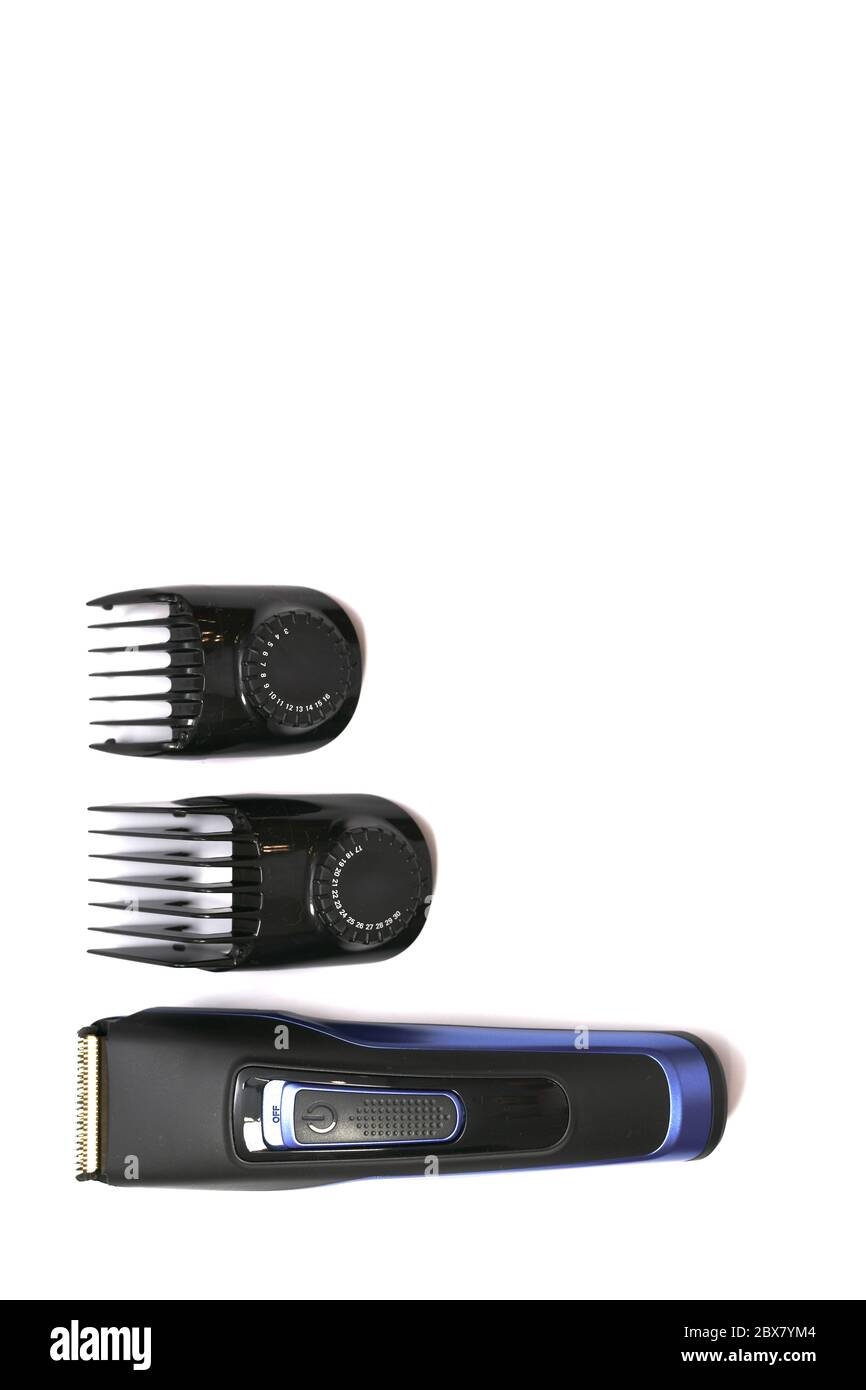 Une machine de coupe de cheveux avec des buses sur fond blanc, décomposée verticalement à côté du bord gauche. Banque D'Images