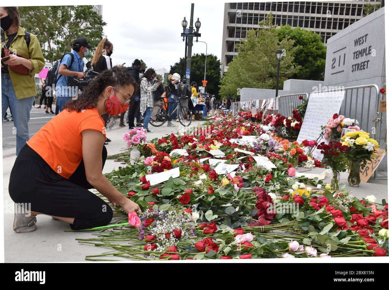 Los Angeles, États-Unis. 6 juin 2020. Une femme rend hommage à George Floyd en posant des fleurs devant le Hall of Justice de Los Angeles, aux États-Unis, le 5 juin 2020. Crédit: Xinhua/Alay Live News Banque D'Images