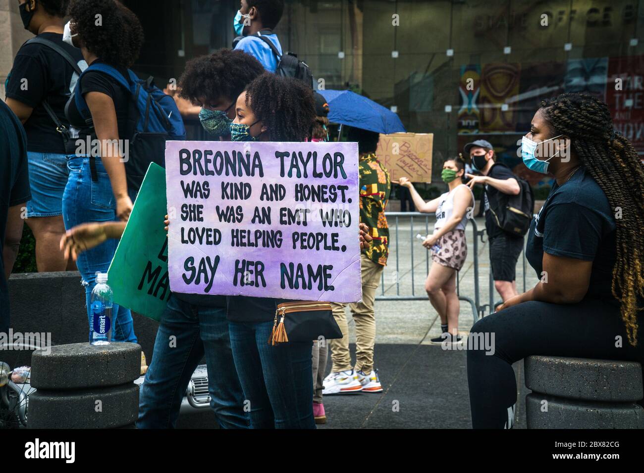 Les manifestants ont tenu un mémorial pour Breonna Taylor, qui aurait 27 ans si ce n'est par la brutalité de la police. Banque D'Images