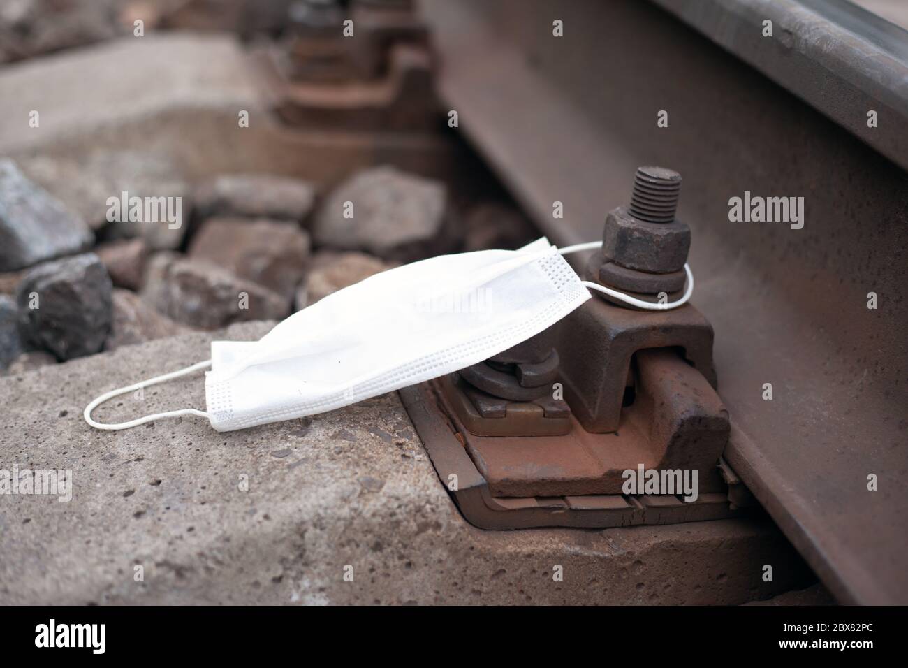 pollution de la planète avec des masques médicaux. les transports s'effondrent en raison de la pandémie du coronavirus. Banque D'Images