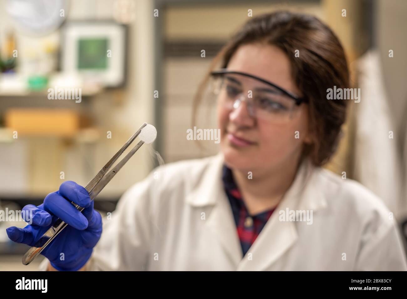 Chercheur travaillant en laboratoire de chimie avec des produits chimiques Banque D'Images