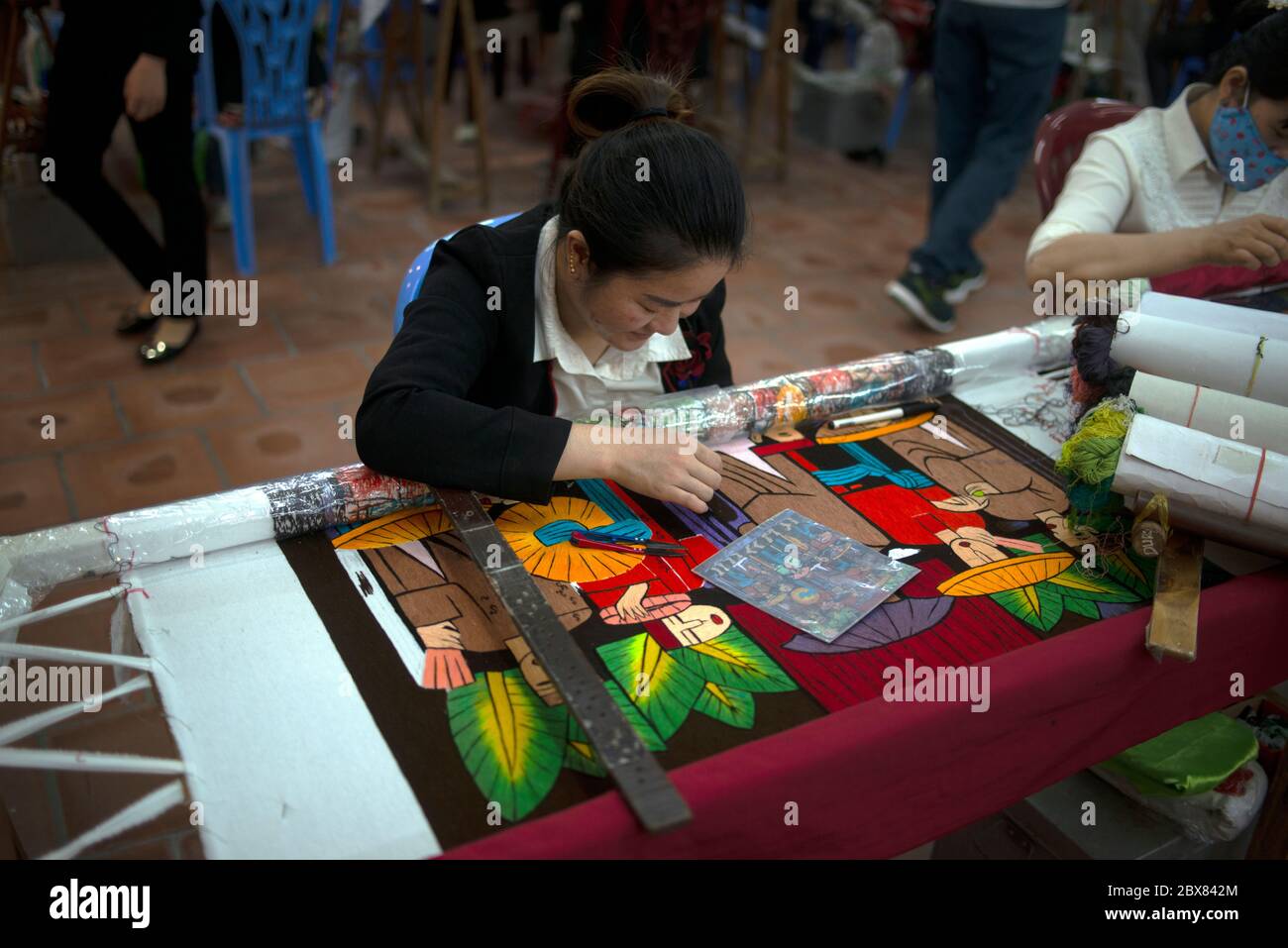 Un artiste/artisan travaillant près de Hanoi, Vietnam, Asie du Sud-est. Banque D'Images