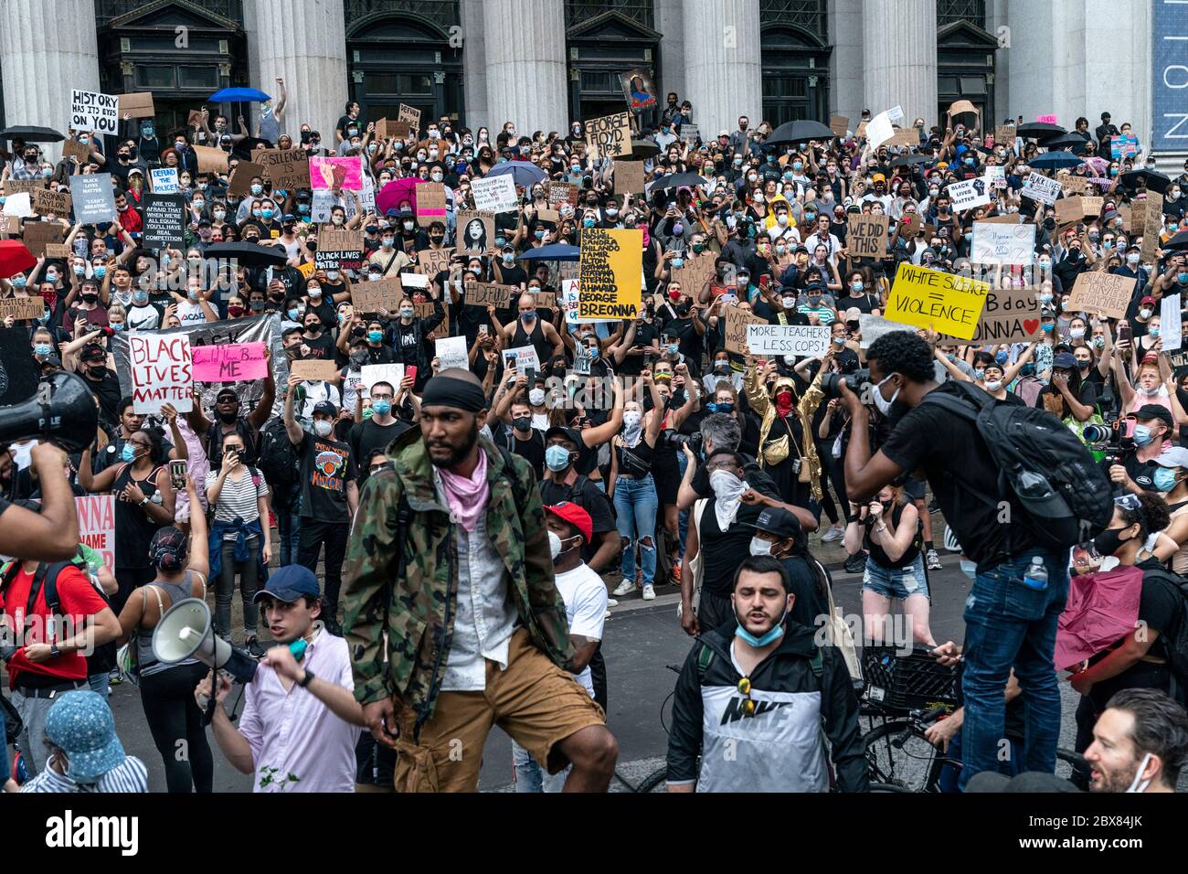 New York, NY - 5 juin 2020 : les manifestants réunis pendant la Black Lives protestent sur les marches du bâtiment James A. Farley Banque D'Images