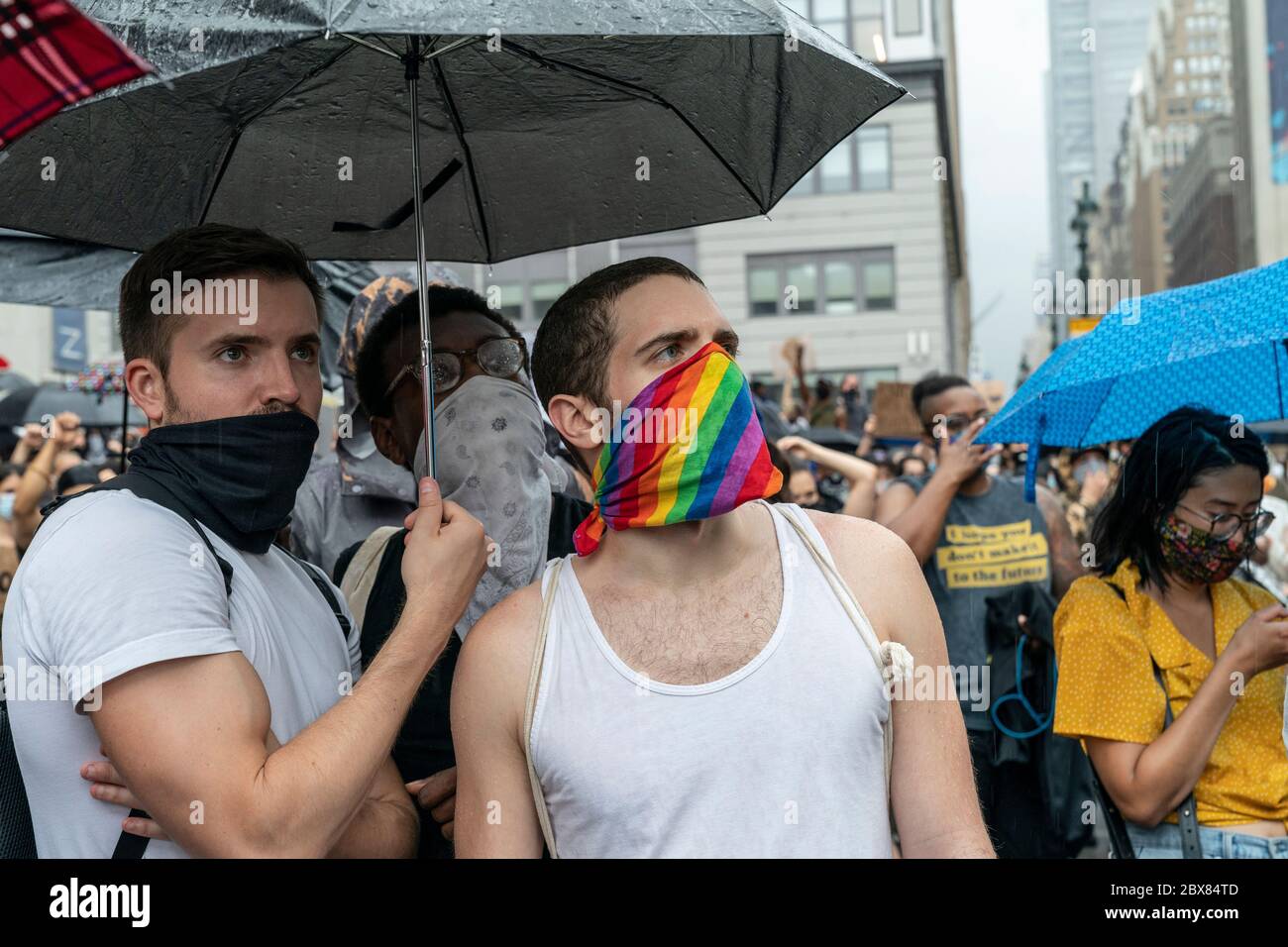 New York, NY - 5 juin 2020 : les manifestants réunis pendant la Black Lives protestent sur les marches du bâtiment James A. Farley Banque D'Images