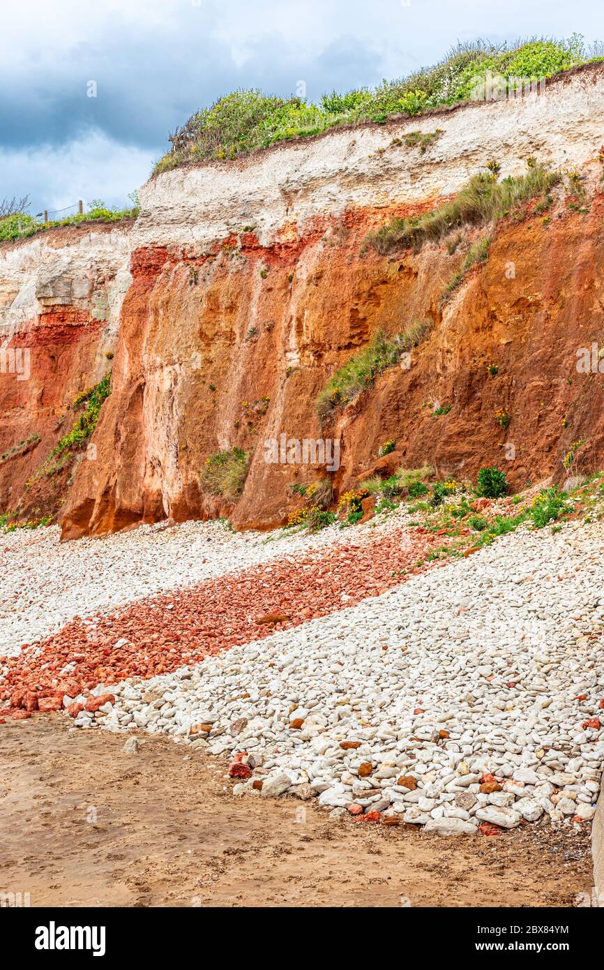 Roches sédimentaires orange, rouge et blanche le long de la plage à Hunstanton, Norfolk, East Anglia, Royaume-Uni. Banque D'Images
