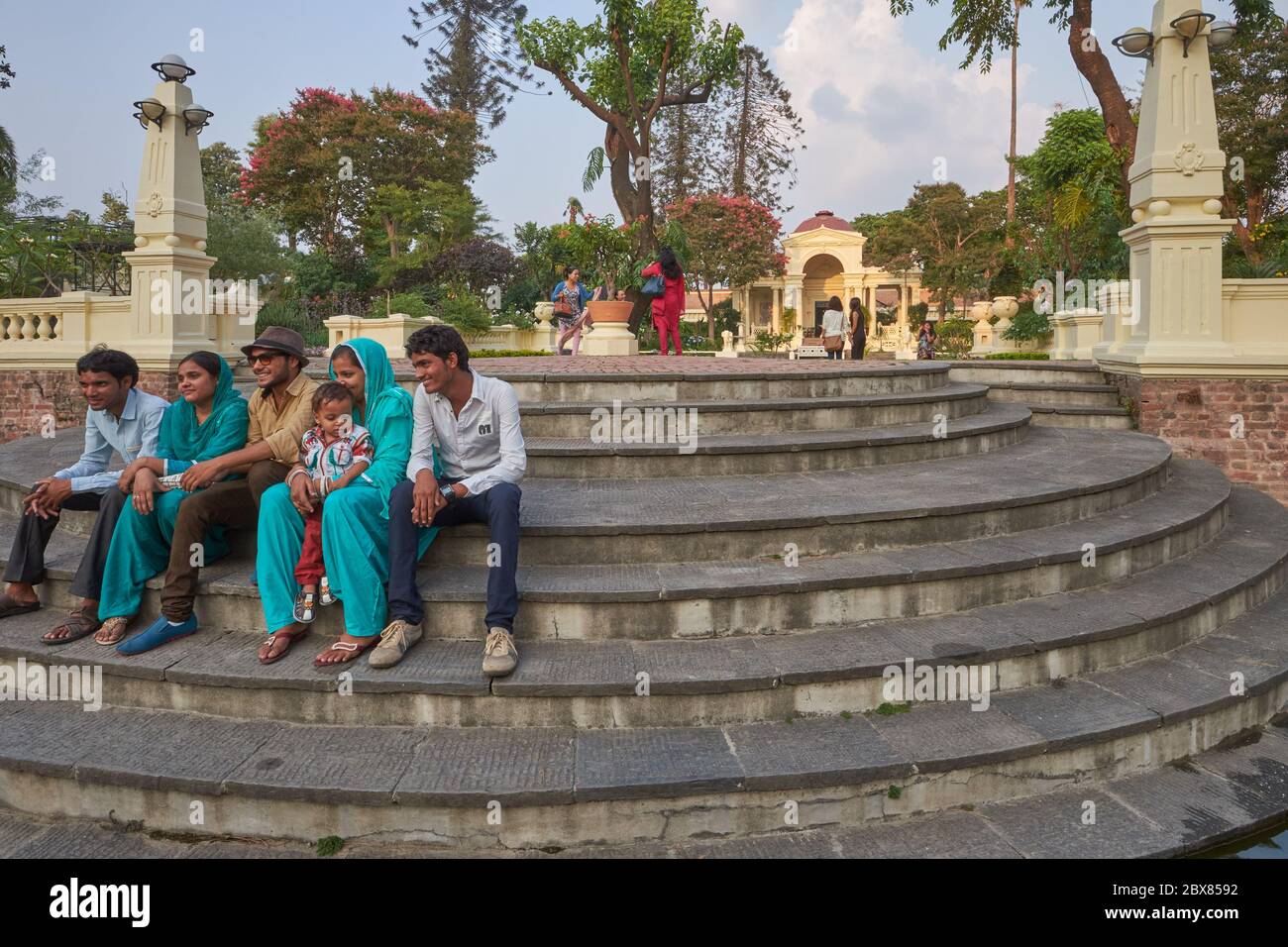 Visiteurs posant dans le jardin des rêves, un parc commercial néo-classique (frais d'entrée) dans le domaine de Kaiser Mahal, à Thamel, Katmandou, Népal Banque D'Images