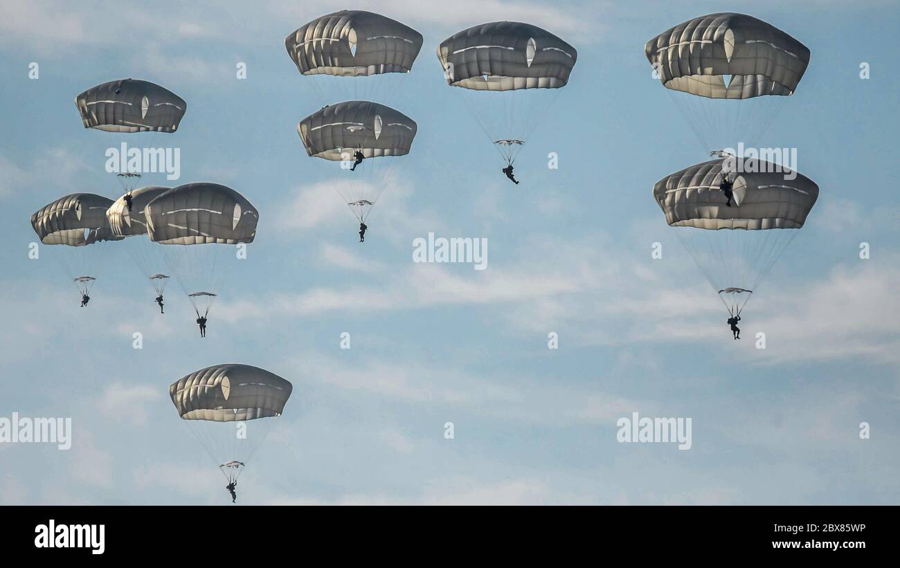 Les parachutistes de l'armée israélienne dans un saut d'entraînement d'une journée- Israël Banque D'Images