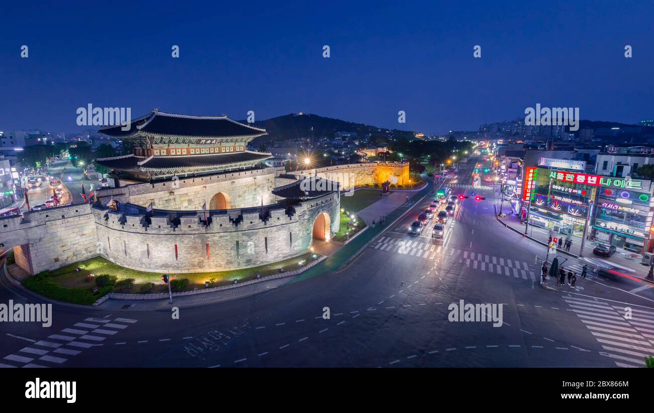 Suwon, Corée du Sud - 12 novembre 2019 : porte Janganmun et circulation nocturne à la forteresse de Hwaseong, Suwon, Corée du Sud. Banque D'Images