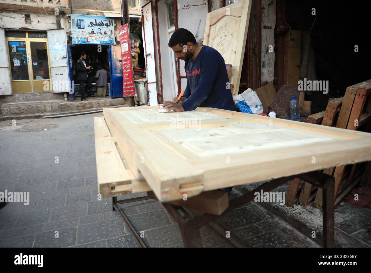 Un commerçant yéménite attend les clients dans le marché de la vieille ville de Sanaa, le 13 novembre 2018. Banque D'Images