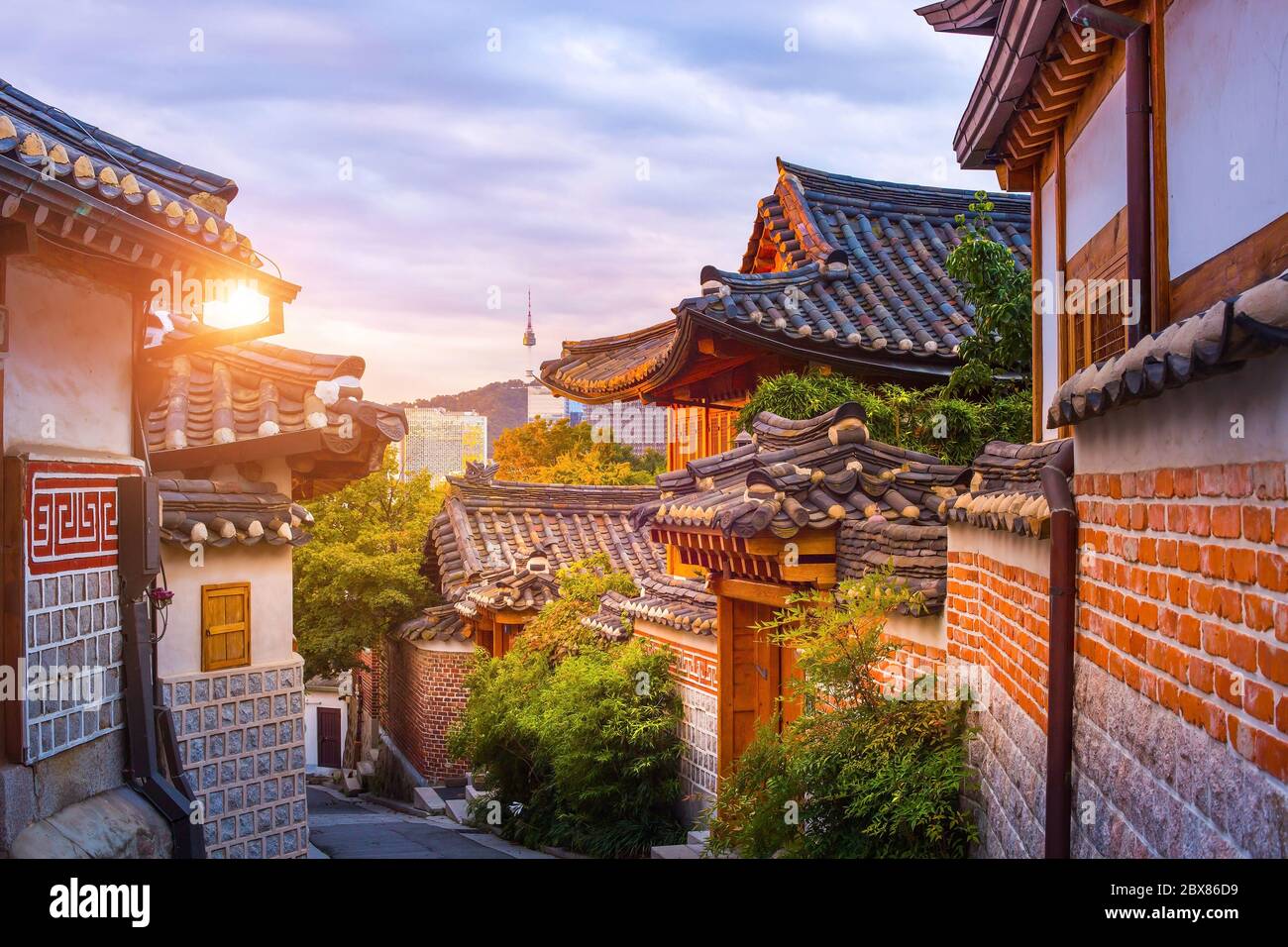 Bukchon Hanok Village est le nom de village culturel traditionnel dans le centre de Séoul dans la matinée, avec belle lumière brillante, Corée du Sud. Banque D'Images