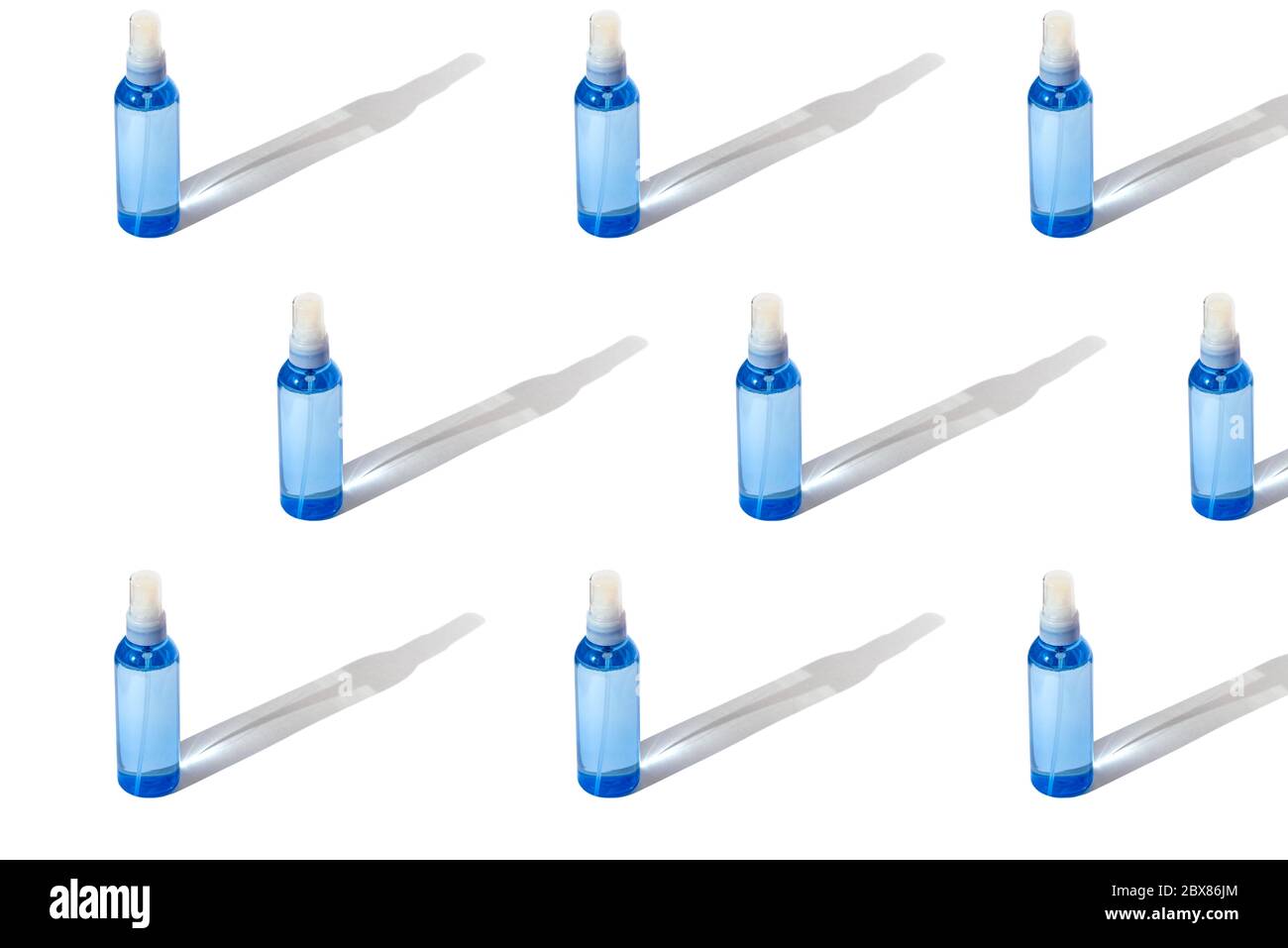 Motif avec des flacons de désinfectant pour les mains, des récipients en plastique bleu avec un désinfectant sur fond blanc Banque D'Images