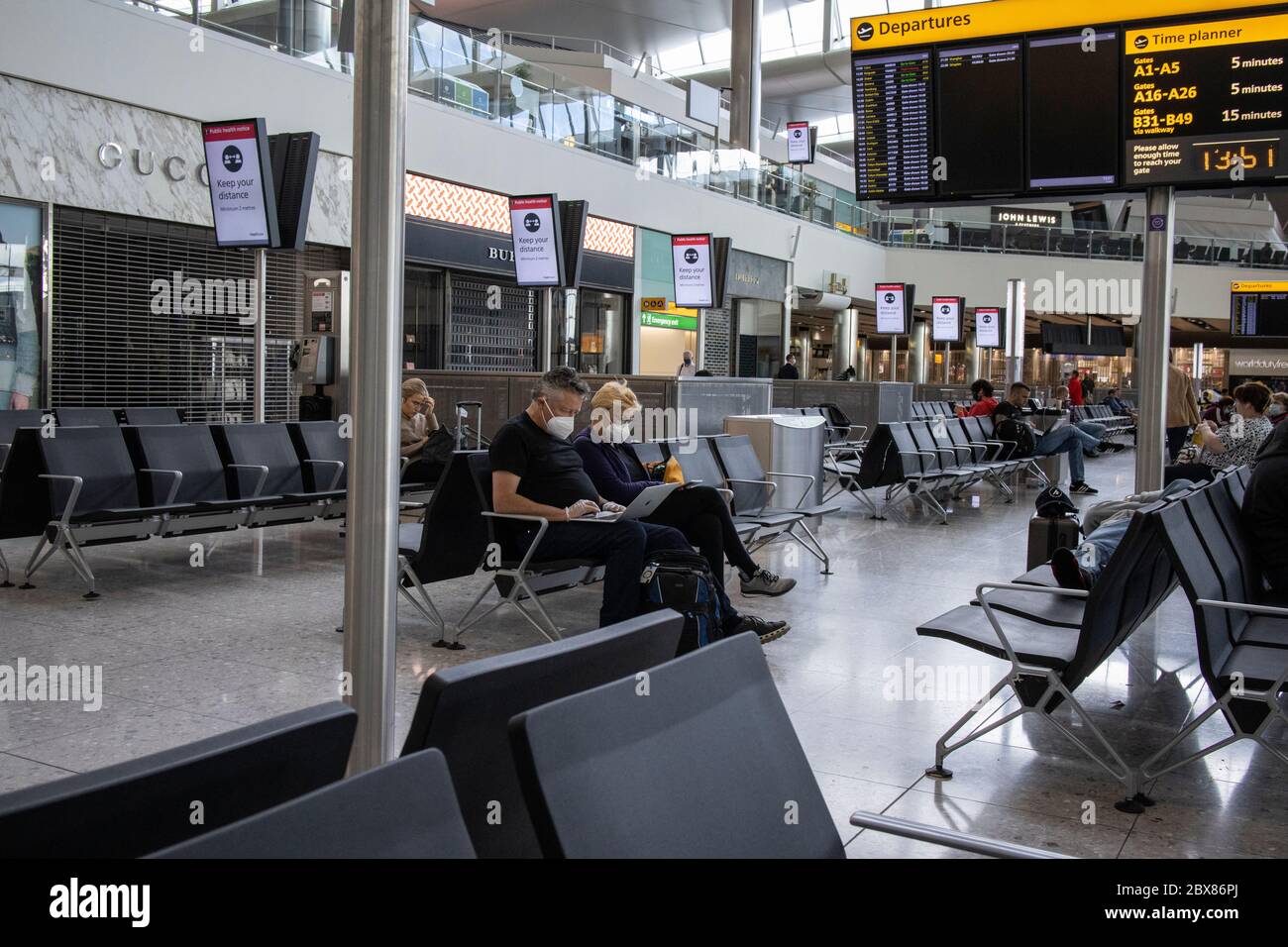 Les voyageurs attendent de sortir de Heathrow avant que les restrictions de quarantaine ne soient appliquées et les personnes qui reviennent doivent s'isoler pendant deux semaines. Banque D'Images