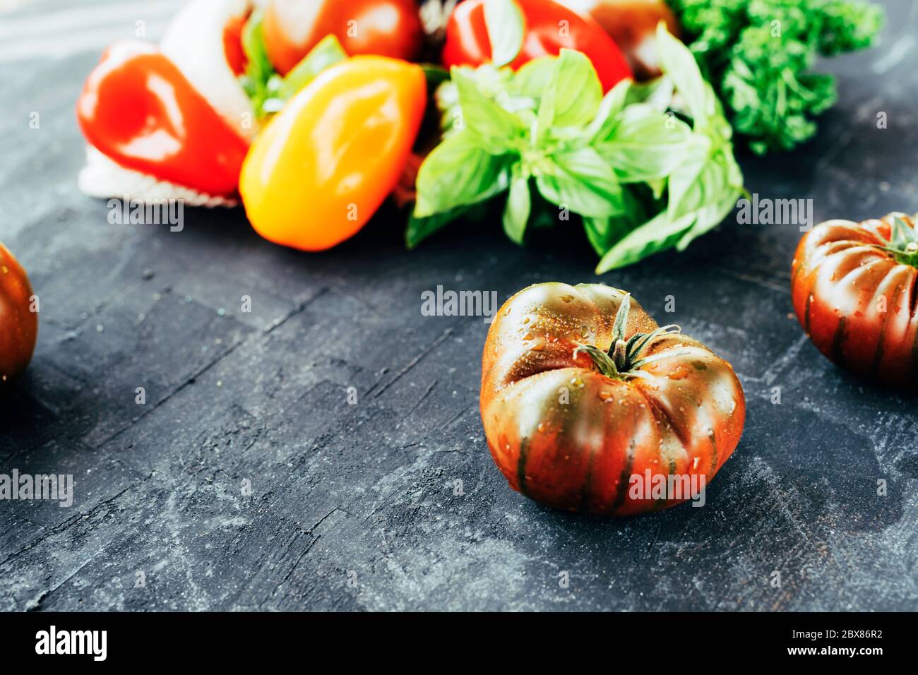 Bio légumes bio sur fond noir tableau noir, légumes frais santé concept alimentaire. Faible profondeur de champ Banque D'Images