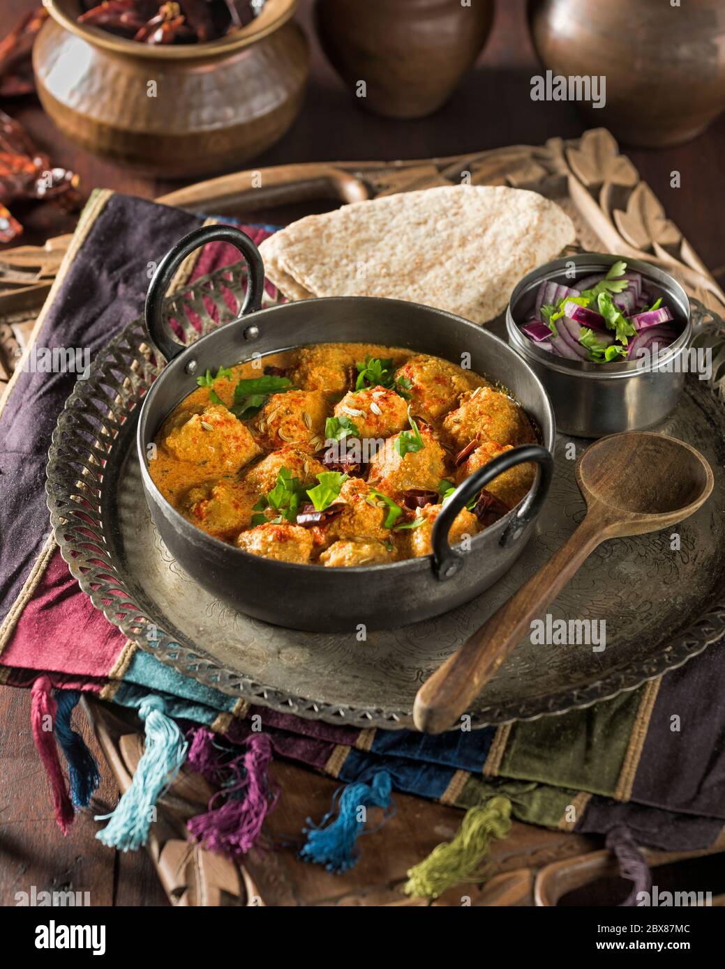 Rajasthani Gatta curry. Boulettes de farine de gramme dans la sauce au yaourt. Inde alimentaire Banque D'Images