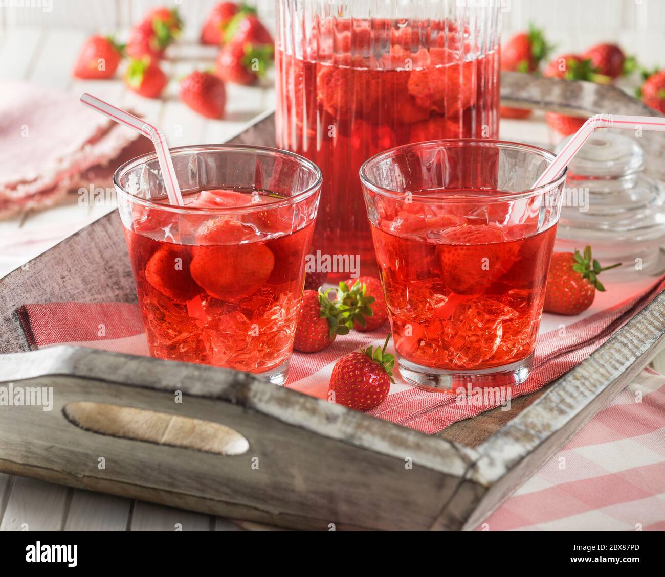 Komapot aux fraises. Boisson froide aux fruits polonais et d'Europe centrale. Banque D'Images