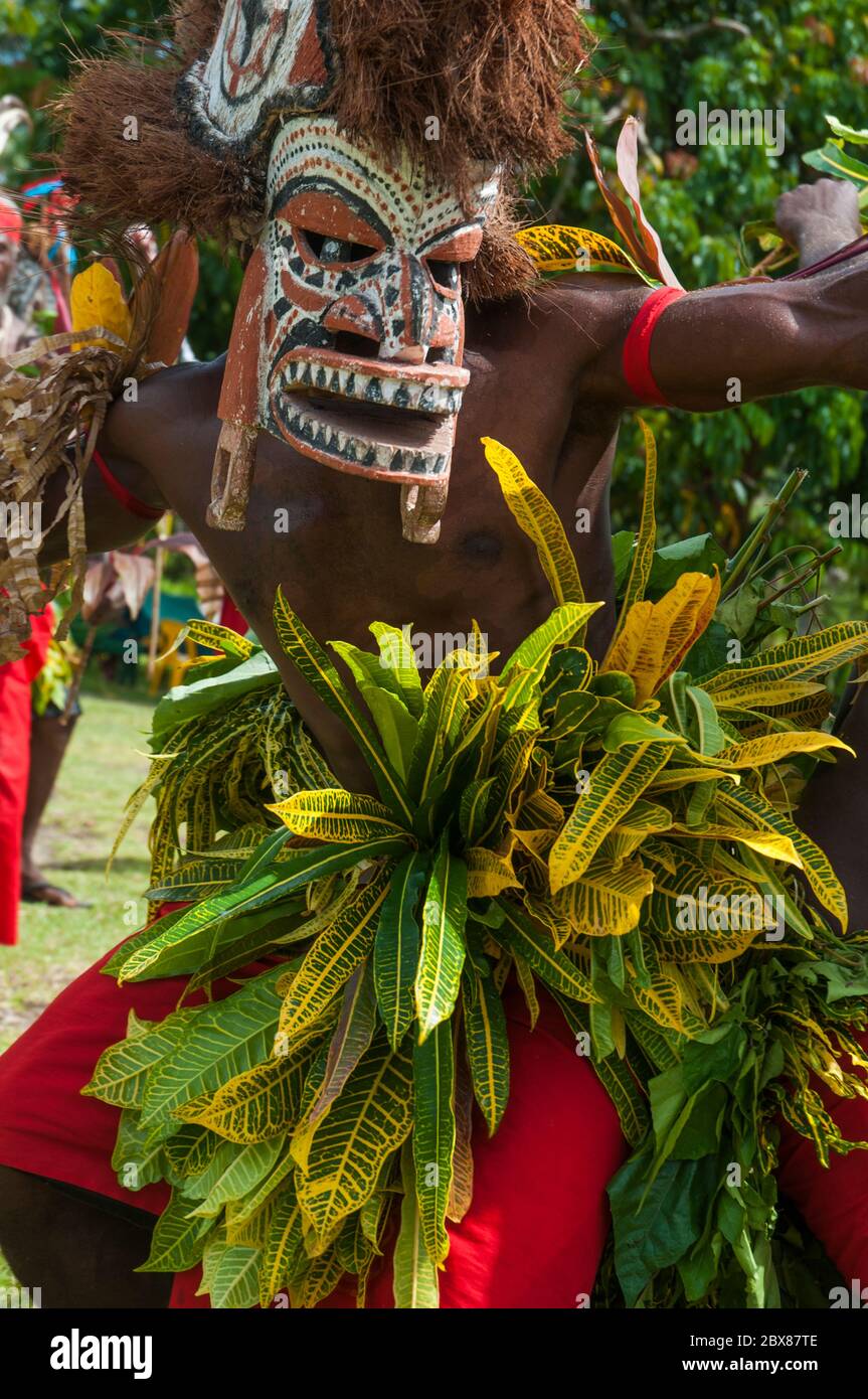 Danse d'accueil mélanésienne interprétée par le peuple malagan de Nouvelle-Irlande, Papouasie-Nouvelle-Guinée Banque D'Images