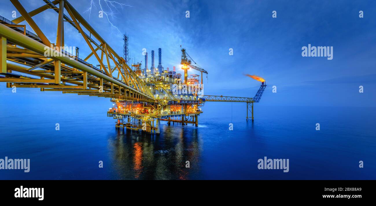 Industrie du pétrole offshore levage de l'engin au golfe dans le temps après le coucher du soleil. Banque D'Images