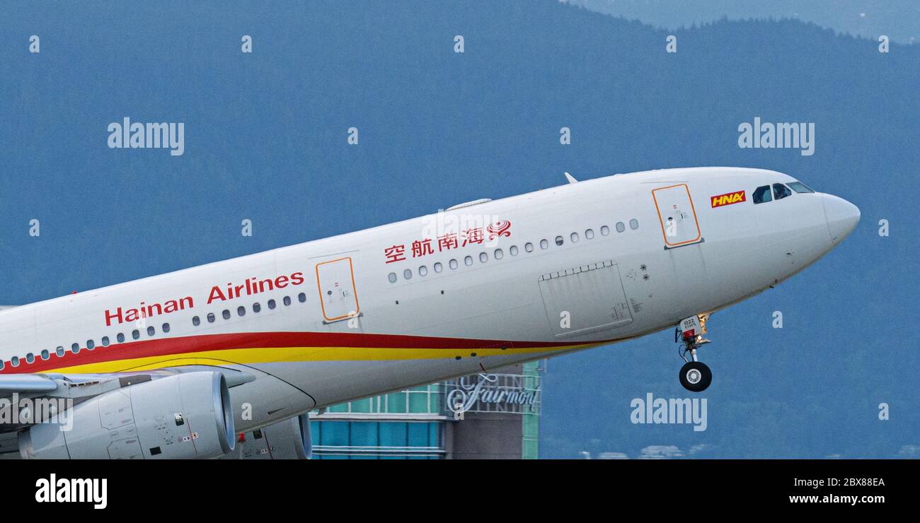 Richmond, Colombie-Britannique, Canada. 4 juin 2020. Un avion à gros corps Airbus A330-300 (B-1022) de Hainan Airlines part de l'aéroport international de Vancouver pour un vol à destination de Shanghai, le 4 juin 2020. Crédit : Bayne Stanley/ZUMA Wire/Alay Live News Banque D'Images