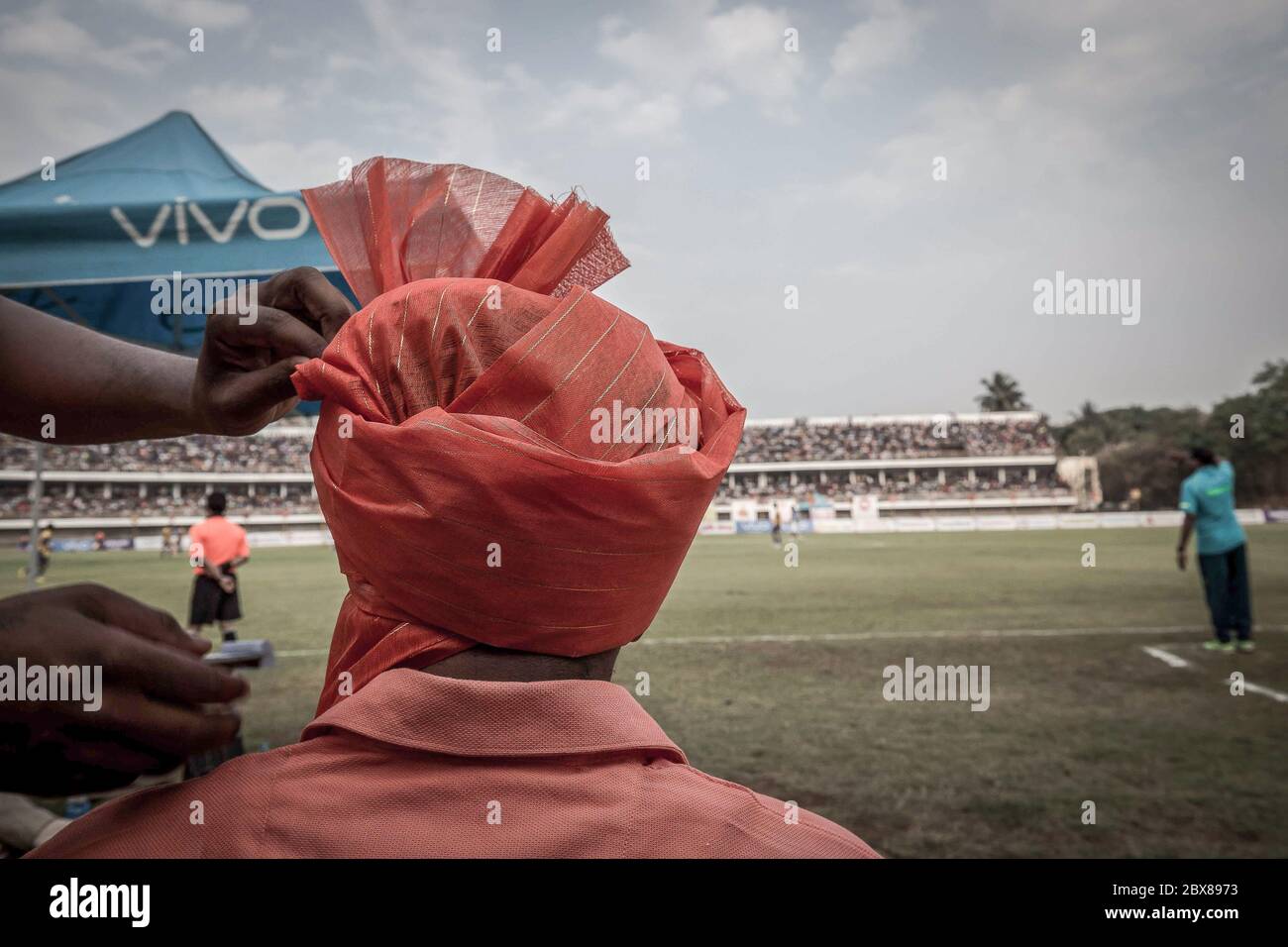 La culture de football de Kolhapur est tout à fait différente. C'est une tradition centenaire de football entre les clubs locaux. Kolhapur a le deuxième plus ancien club de football commercial { Jamdar Club} enregistré en Inde. Aujourd'hui, le kolhapur a six mois de saison de football joué parmi plus de 30 clubs avec des joueurs de football africal, nigérian avec des joueurs locaux. Kolhapur a un style unique de turbans wis unique resembels avec le football. Soccer et kolhapuri feta {turban}. Banque D'Images