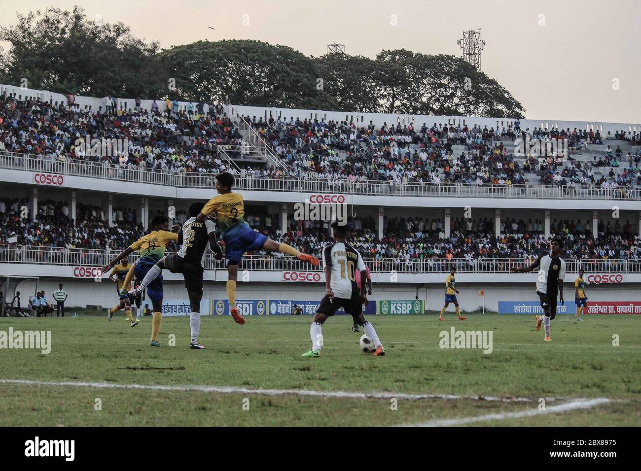 La culture de football de Kolhapur est tout à fait différente. C'est une tradition centenaire de football entre les clubs locaux. Kolhapur a le deuxième plus ancien club de football commercial { Jamdar Club} enregistré en Inde. Aujourd'hui, le kolhapur a six mois de saison de football joué parmi plus de 30 clubs avec des joueurs de football africal, nigérian avec des joueurs locaux. Un match difficile observe de nombreux moments de tension. Banque D'Images