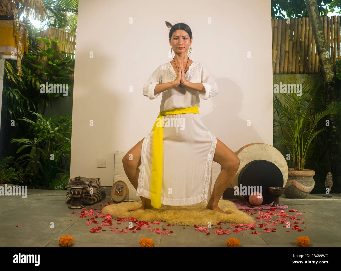 Danse traditionnelle traditionnelle asiatique de guérison - attrayante et adaptée femme guérisseur chinois dansant au studio de yoga faisant l'esprit et l'équilibre du corps et de méditation exe Banque D'Images