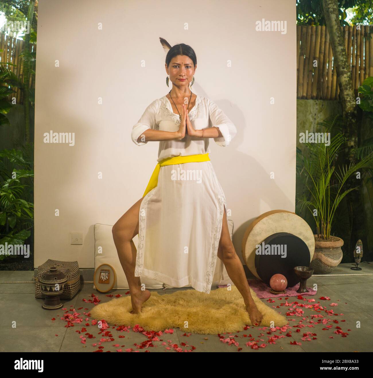 Danse traditionnelle traditionnelle asiatique de guérison - attrayante et adaptée femme guérisseur chinois dansant au studio de yoga faisant l'esprit et l'équilibre du corps et de méditation exe Banque D'Images