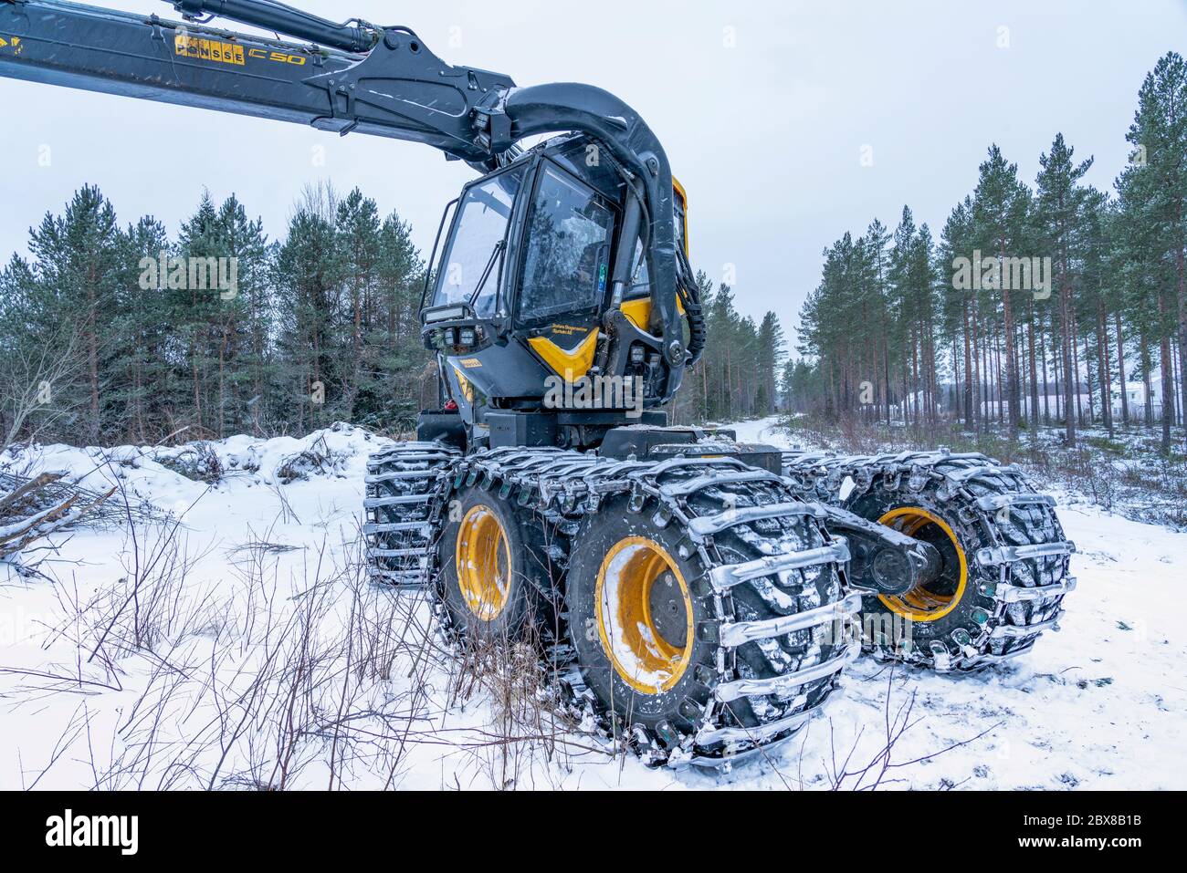 Umea, Suède 10 NOVEMBRE 2019 : machine forestière moderne hautes performances pour la coupe, l'empilage et l'exploitation forestière des forêts, offrant un rendement maximal et un rendement optimal Banque D'Images