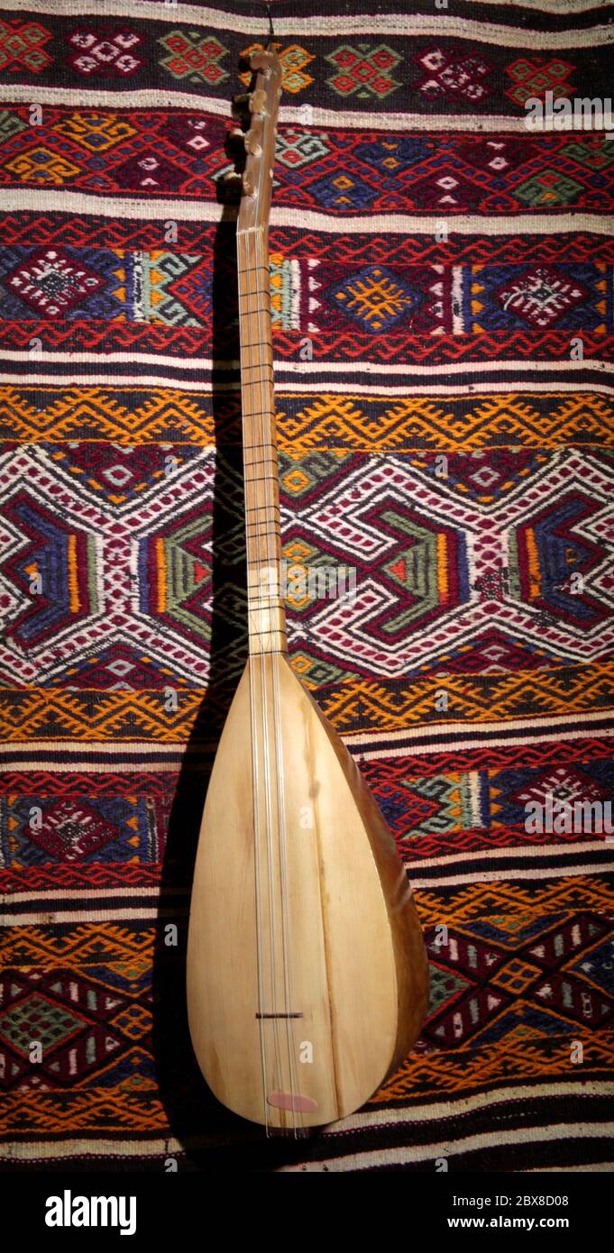 Instrument turc sur le tapis. Saz Baglama. Banque D'Images