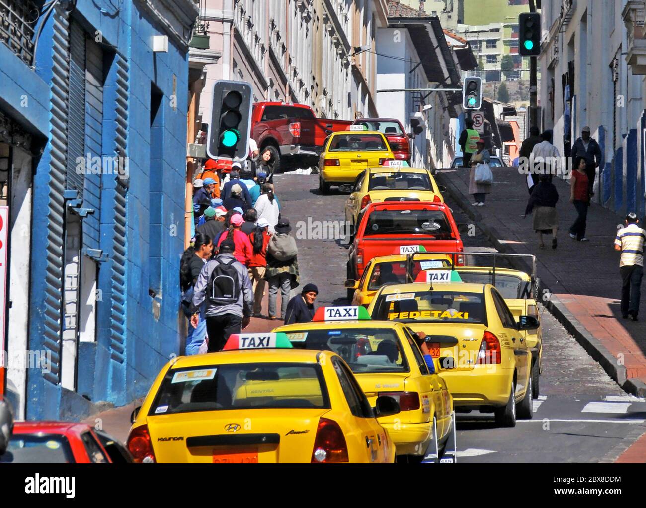 Circulation dans la rue étroite du quartier historique de Quito, Equador Banque D'Images