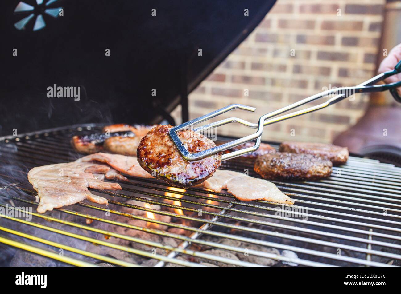 L'été, barbecue extérieur cuisant de la viande Banque D'Images