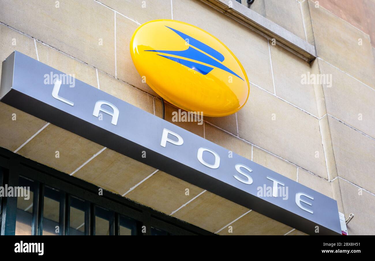 Vue à angle bas du panneau de la poste, société publique française de service postal, sur un bâtiment au-dessus de l'entrée d'un bureau de poste. Banque D'Images
