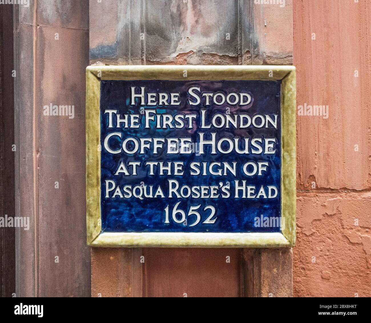 Plaque sur le site du premier café de Londres, fondé par Pasqua Rosée, en 1652, St Michael's Alley, Cornhill, Londres, Royaume-Uni. Banque D'Images