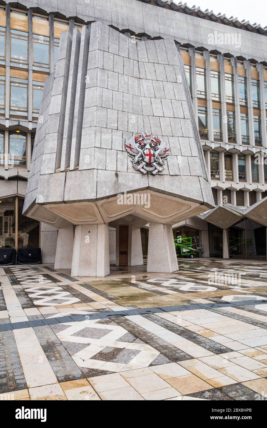 L'aile ouest du Guildhall, Londres, (1974) a été conçue par Richard Gilbert Scott et contient la bibliothèque Guildhall. Londres, Angleterre, Royaume-Uni. Banque D'Images