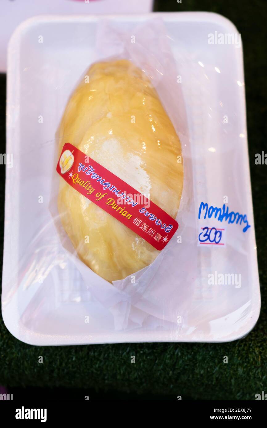 Fruit de durian dans le marché de rue sur la place du monde central à Bangkok, Thaïlande, Asie du Sud-est. Banque D'Images