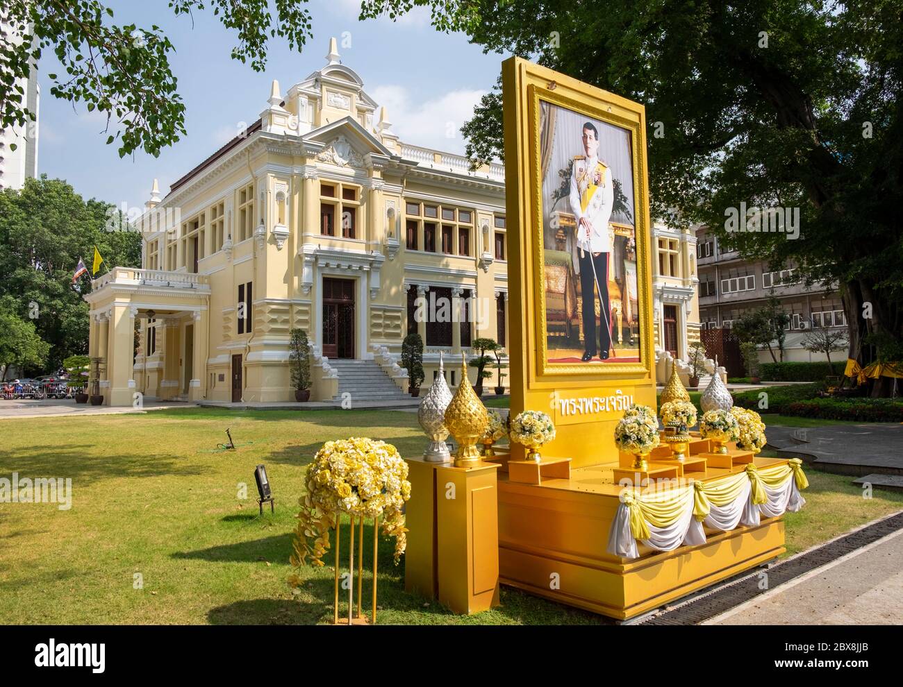 Sanctuaire de Maha Vajiralongkorn Bodindradebayavarangkun, roi de Thaïlande aka Rama X dans le jardin de Siam Banque commerciale Talat Noi branche, Bangkok, th Banque D'Images
