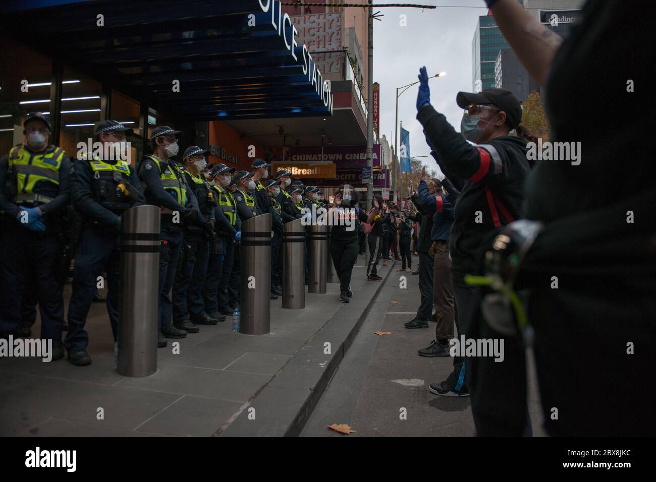 Melbourne, Australie. 06e juin 2020. La police forme un blocus devant un poste de police alors que les manifestants se tiennent à mains ouvertes à Bourke St au rassemblement Stop Black deals in Custody - Justice pour le rassemblement George Floyd à Melbourne en Australie. 06 juin 2020 crédit : Michael Currie/Alay Live News Banque D'Images