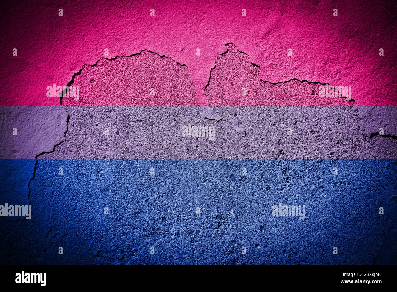 Drapeau de fierté bisexuel peint sur un mur fissuré et grundy Banque D'Images