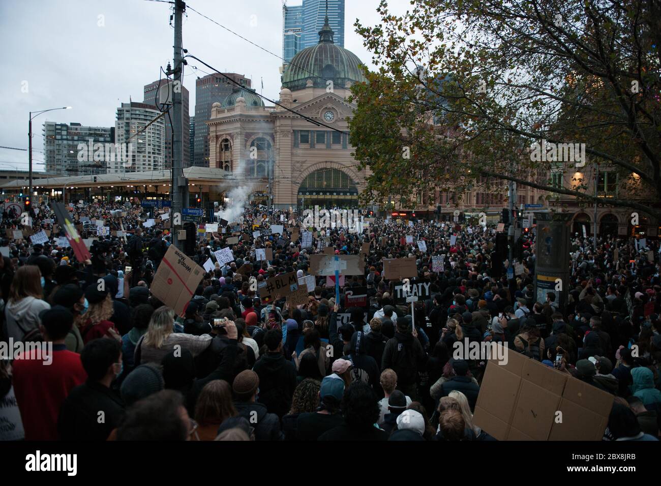 Melbourne, Australie. 06e juin 2020. Quelques-uns des milliers de manifestants devant la gare de Flinders Street Station Melbourne Australie à la fin de la manifestation Stop Black Deeds in Custody - Justice pour George Floyd qui a été tenue au mépris des ordres du gouvernement. 06 juin 2020 crédit : Michael Currie/Alay Live News Banque D'Images