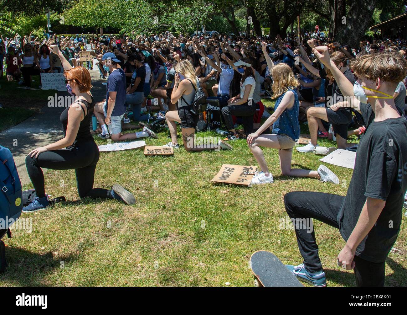 San Francisco, États-Unis. 5 juin 2020. Des gens assistent à une manifestation à la suite de la mort de George Floyd à Los Altos, dans la région de la baie de San Francisco, aux États-Unis, le 5 juin 2020. Crédit: Dong Xudong/Xinhua/Alay Live News Banque D'Images