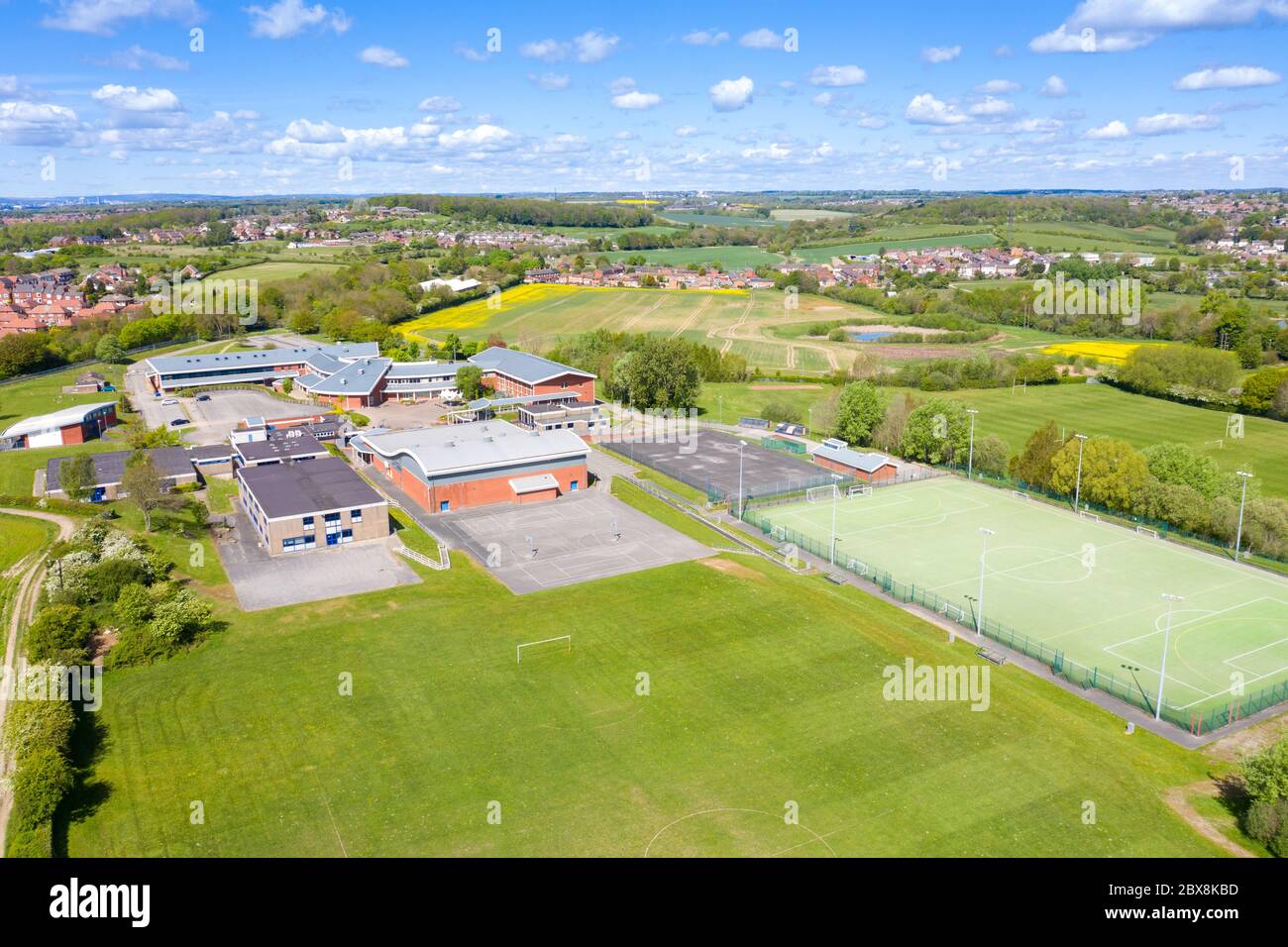 Castleford UK, 29 avril 2020 : photo aérienne du lycée et du terrain d'école de Brigshaw, prise dans le village de Castleford à Wakefield West York Banque D'Images