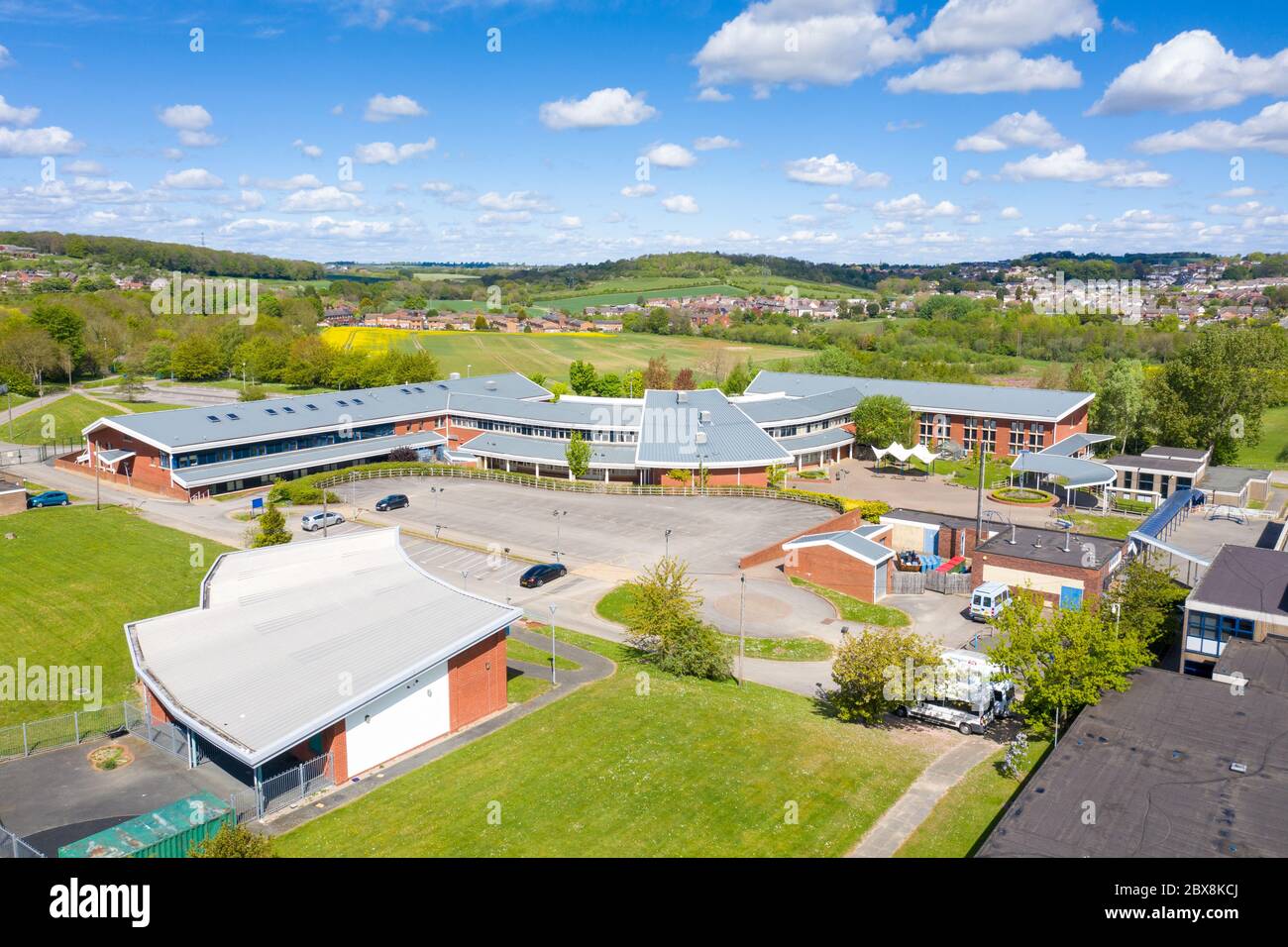 Castleford UK, 29 avril 2020 : photo aérienne du lycée et du terrain d'école de Brigshaw, prise dans le village de Castleford à Wakefield West York Banque D'Images