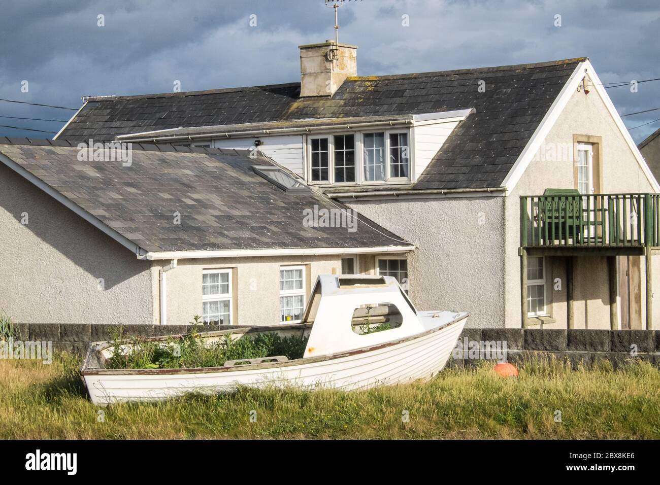 Vieux,vieux,vieux,hors,mer,bateau,réutilisée,recyclé,réutilisée,comme,jardin,avec,plantes,sur,la,pelouse,devant,maison,maisons,hébergement,littoral,côte,littoral,vacances,Resort,village,de,Borth,nord,d,Aberystwyth,Ceredigion,GB,pays de Galles,GB,GB,GB,pays de Galles,GB,GB,GB,GB,pays,de,Galles,Ouest,pays,Wallois,GB,GB,GB,pays,pays,Wallois,Wallois,GB,W Banque D'Images