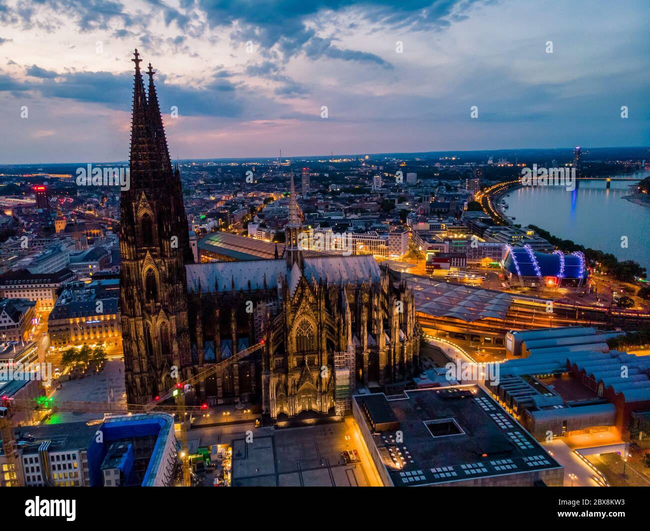 Cathédrale de Cologne Koln au coucher du soleil , vie aérienne de drone au-dessus de Cologne et de la rivière rhein au coucher du soleil en Allemagne Europe Banque D'Images