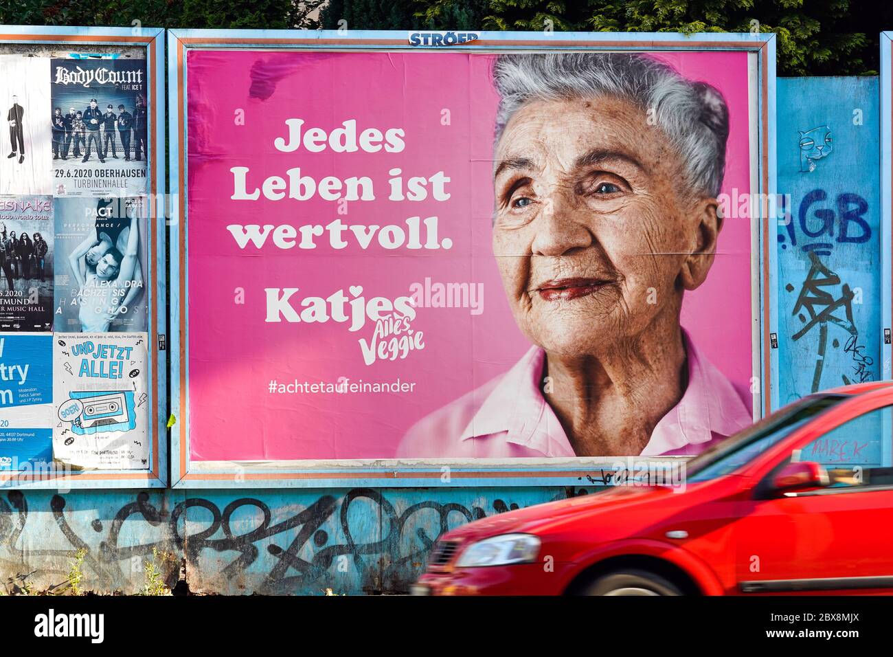 Dortmund, 6.6.2020: 'Jedes Leben ist wertvoll', Plakat des Süsswarenherstellers Katjes mit einer Anspielung auf die Black-Lives-Wewegung in den USA richtet sich in der Coronakrise an die Beachtung älterer Mitbürger. Banque D'Images