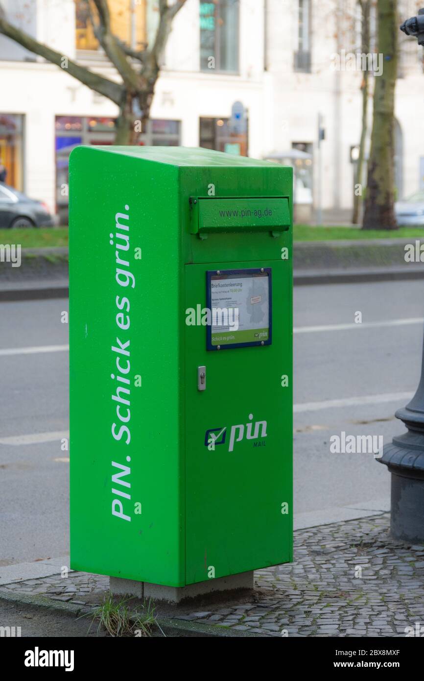 Boîte postale de PIN AG après la pluie à Berlin Banque D'Images